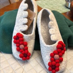 Wild Llama felt Slippers.  Grey w/ red floral design. Size 40 = 8.5 to 9. NWT
